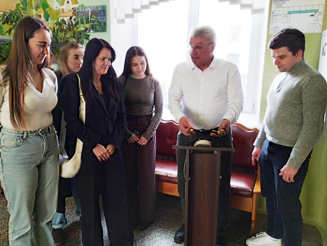 Олександр Остапчук демонструє, як учнів встановлюють рекорди на перерві